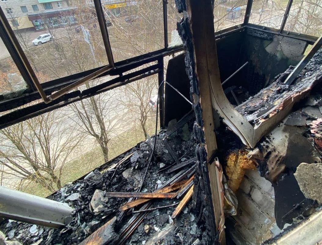 В Костроме житель многоэтажки покурил и спалил балкон