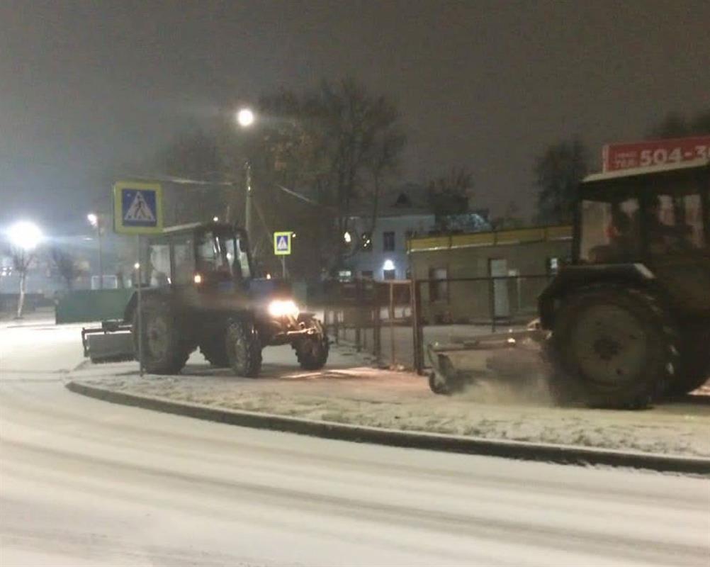 Костромские дороги и тротуары избавляют от наледи

