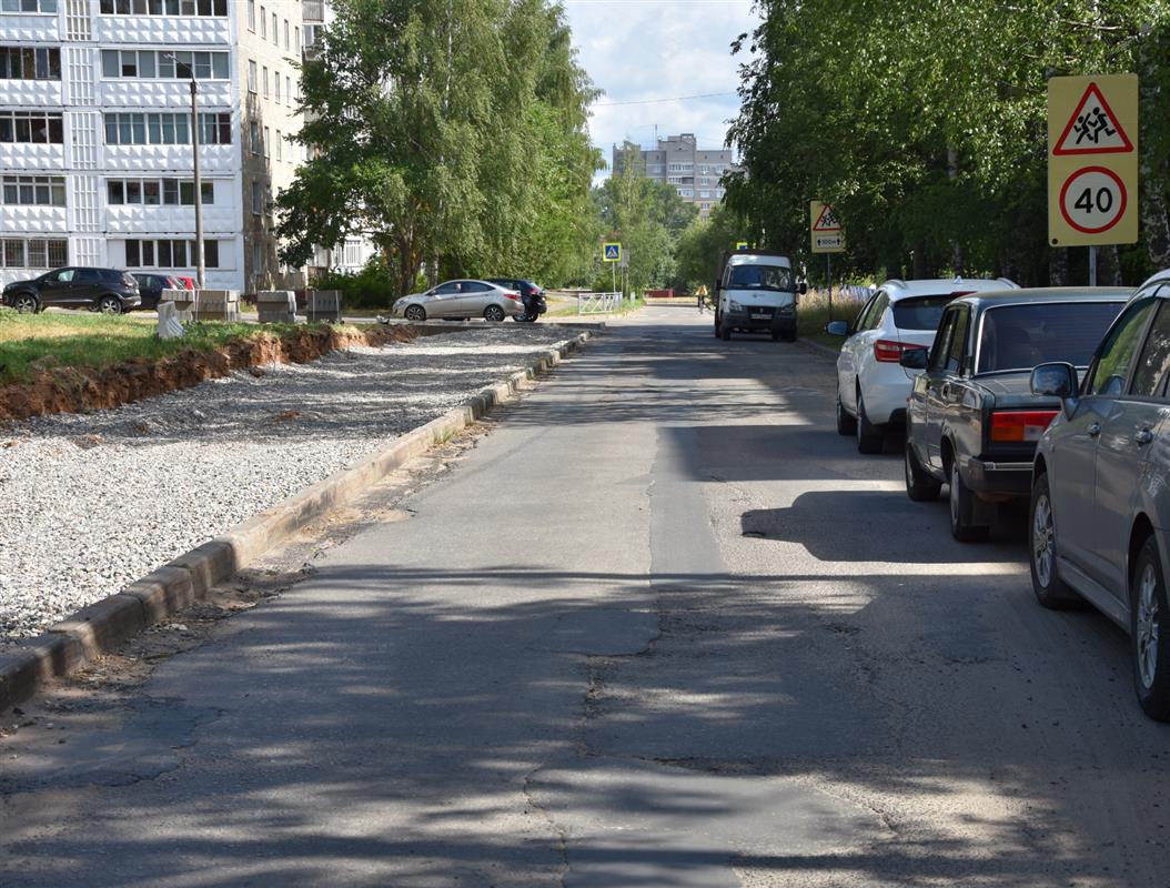 Костромские дорожники ремонтируют подъезды к школам и детским садам 