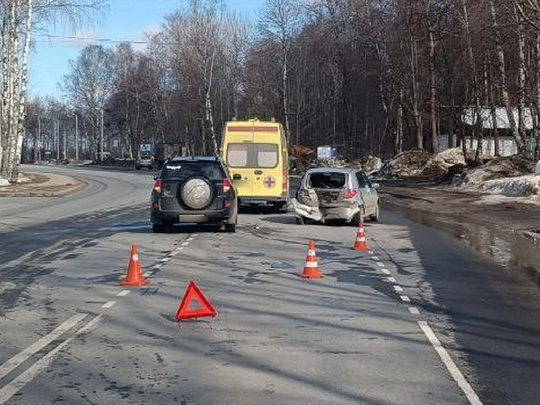 В Костроме при столкновении иномарок получили травмы три человека
