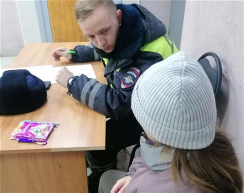Костромские полицейские вернули домой потерявшуюся 8-летнюю девочку
