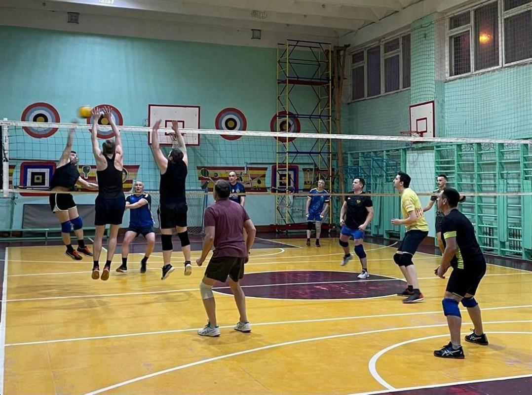 Взрослые костромичи занимаются физкультурой на базе школьных спортзалов
