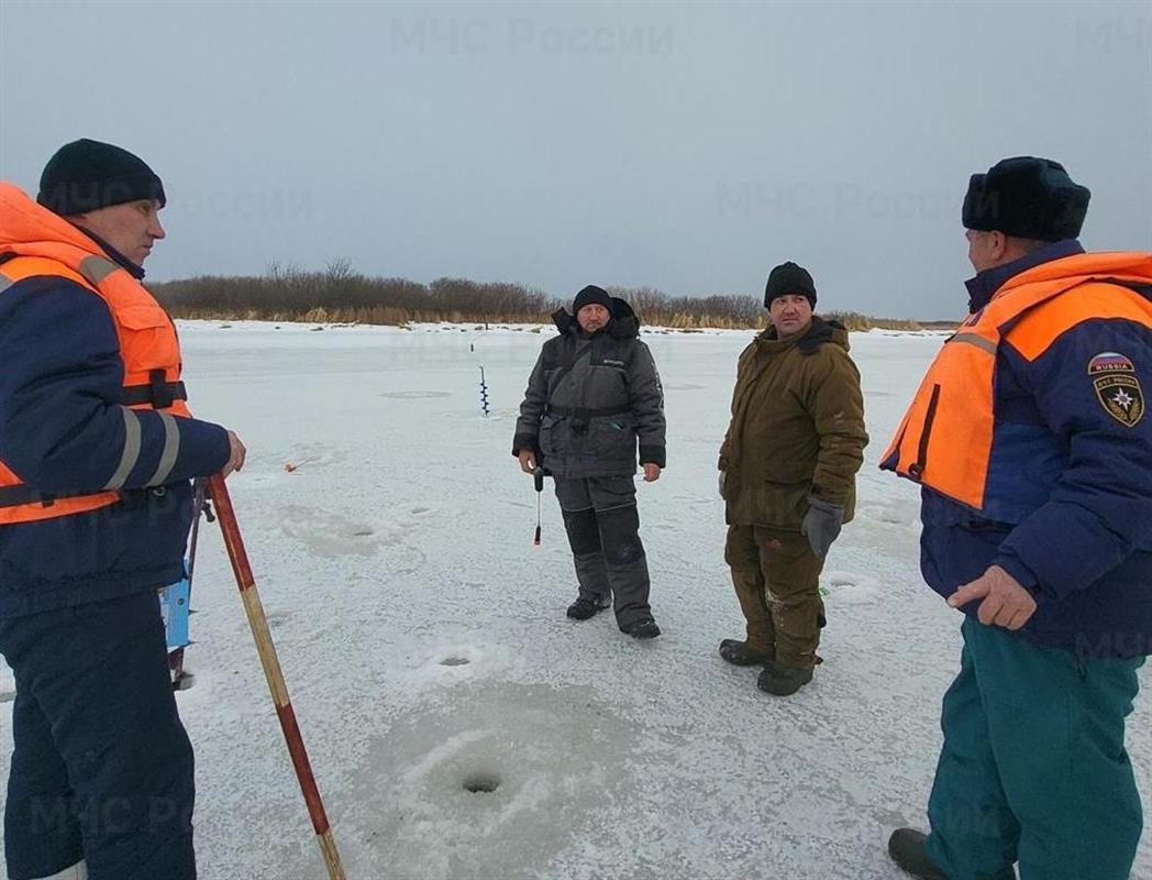 Инспекторы ГИМС оценили ледовую обстановку на излюбленном месте костромских рыбаков