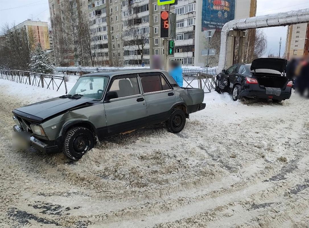 В Костроме при столкновении двух автомобилей пострадала 65-летняя женщина