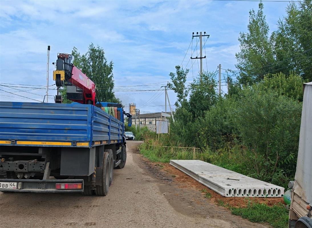 В костромском посёлке Первом устанавливают новые мусорные контейнеры