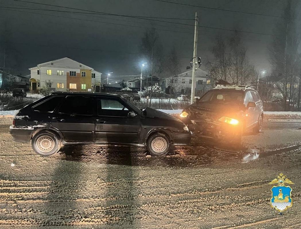 В Костроме в результате столкновения двух автомобилей пострадали дети