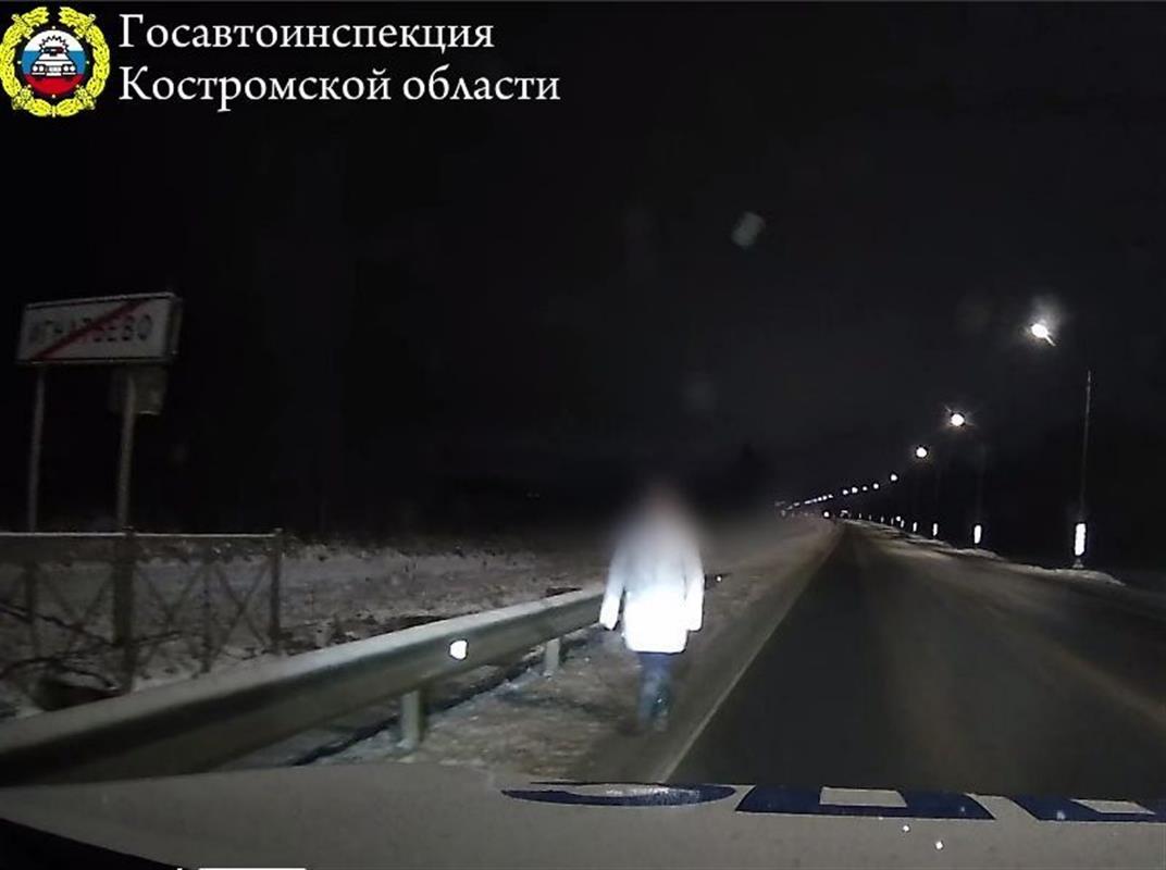 Инспекторы ДПС помогли женщине, опоздавшей на последний автобус до Костромы
