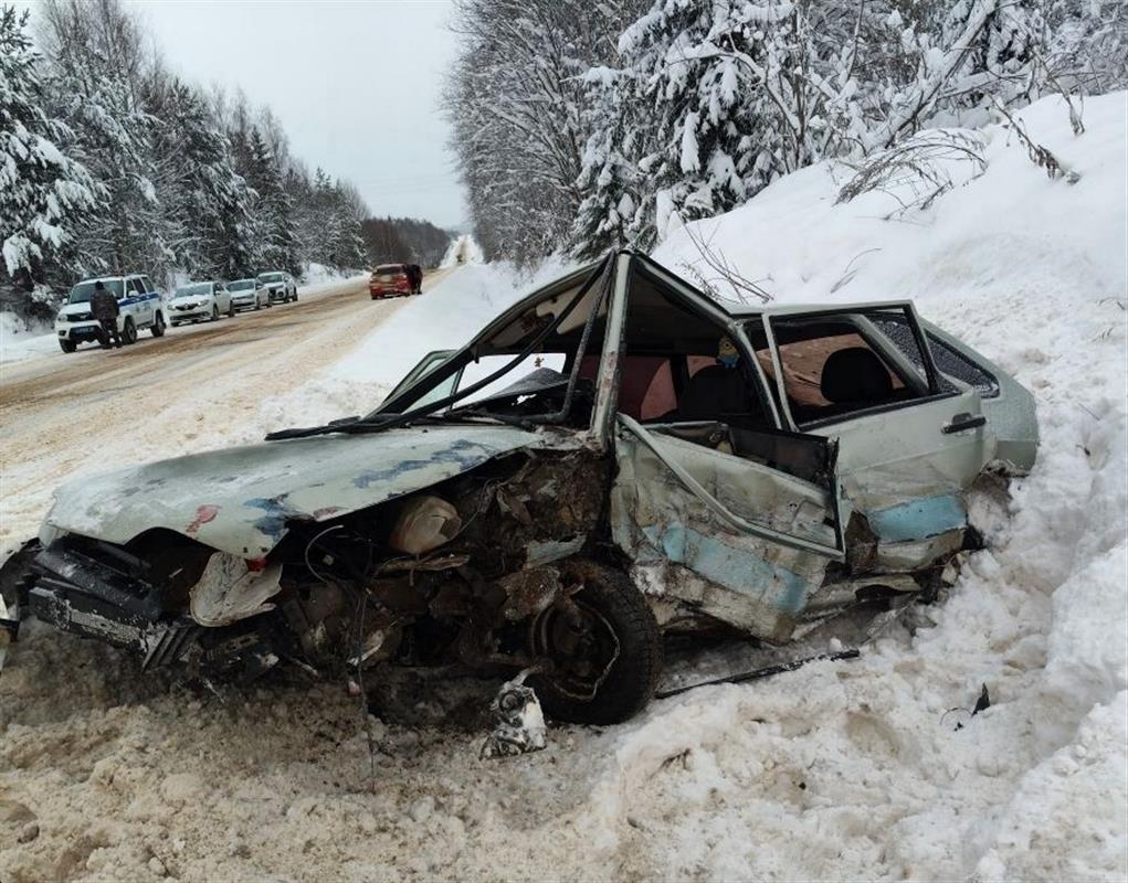 В ДТП с тремя автомобилями на костромской трассе пострадали два человека
