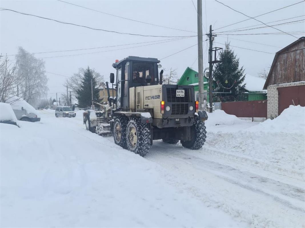 В Костроме расчищают от снега второстепенные улицы