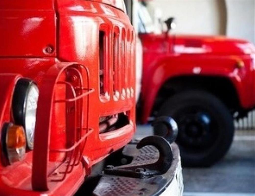 В Костромском районе пожарные потушили загоревшиеся гаражи 