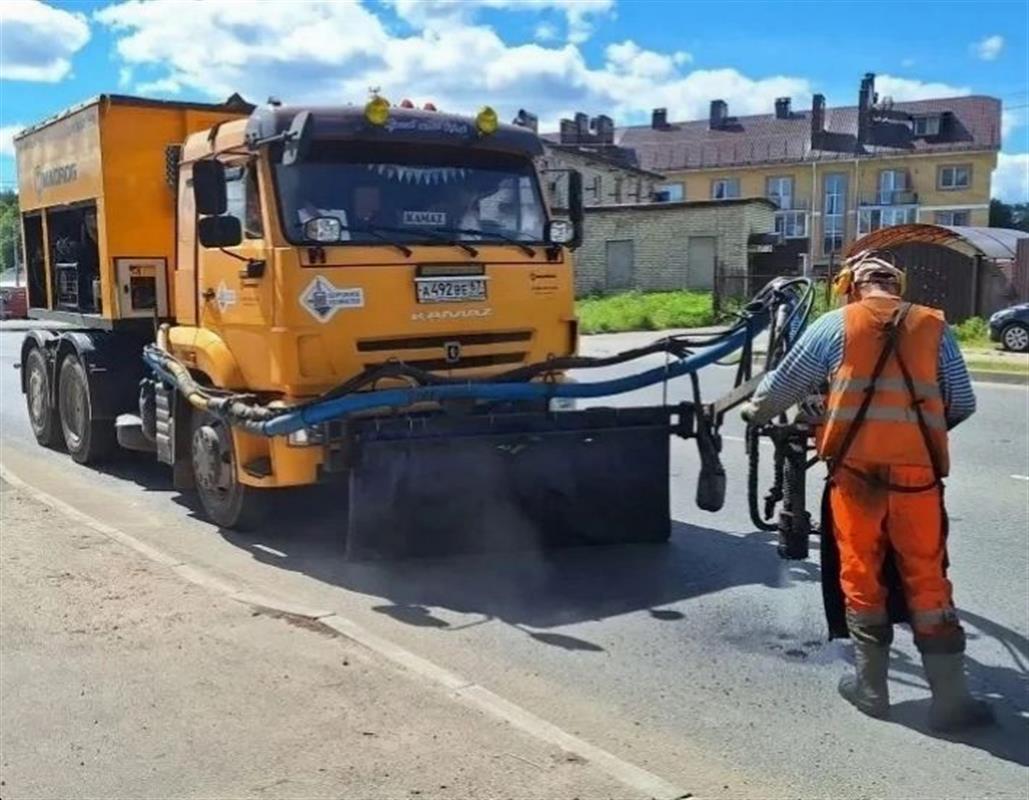 На костромских дорогах обновляют асфальтовое покрытие