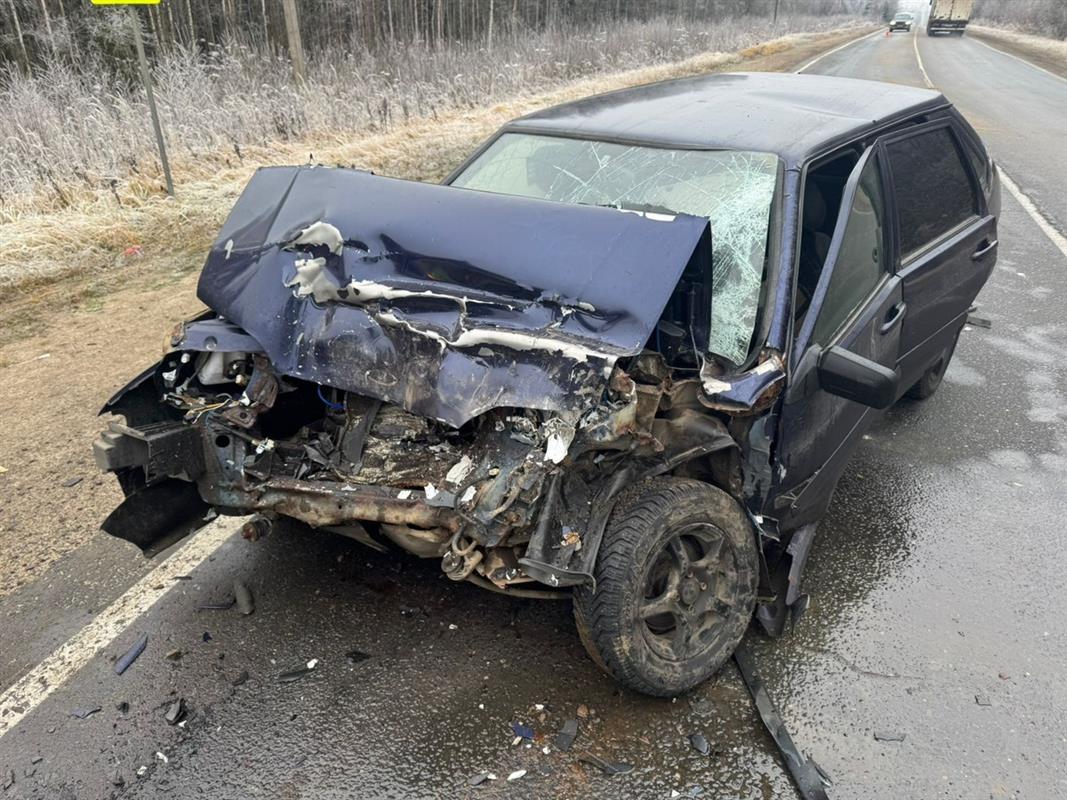 Водители пострадали при столкновении двух автомобилей на костромской трассе