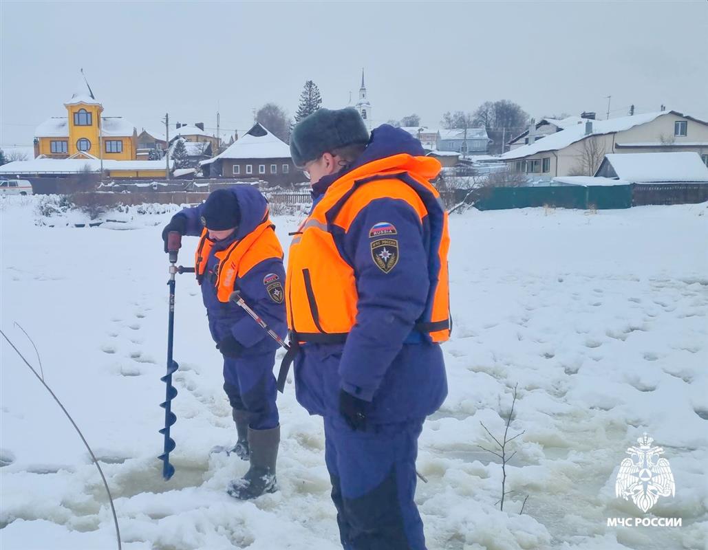 В Костроме проверяют прочность льда в местах проведения Крещенских купаний
