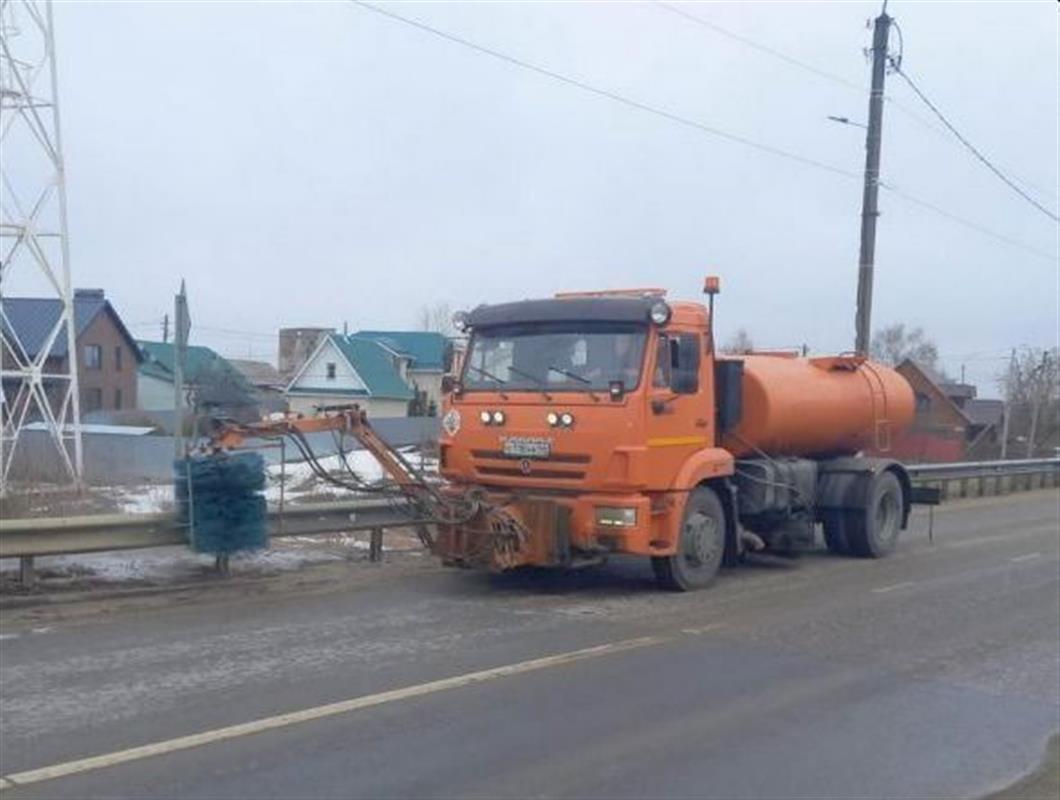 На костромских улицах наводят чистоту после зимы