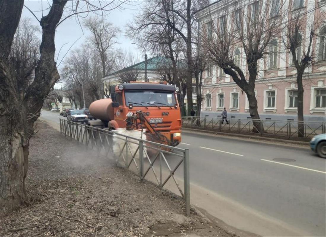 Костромские дороги отмывают после зимы