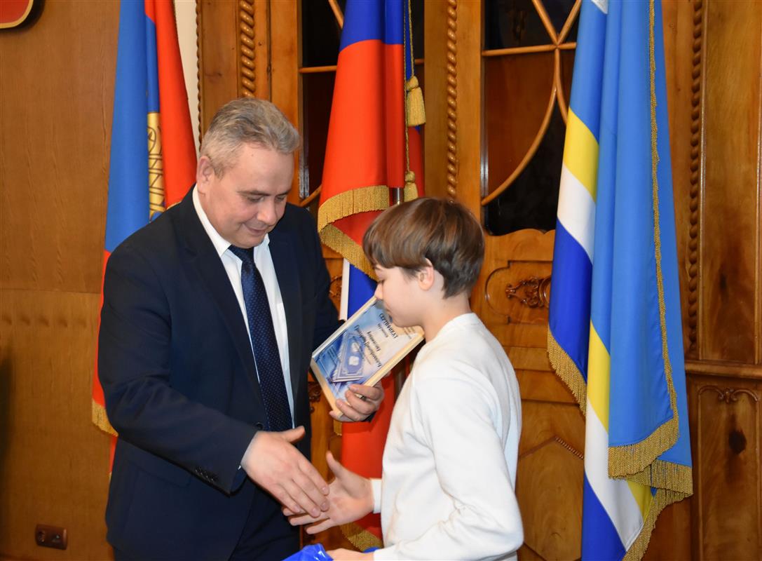 Одиннадцать юных костромичей будут получать муниципальные стипендии