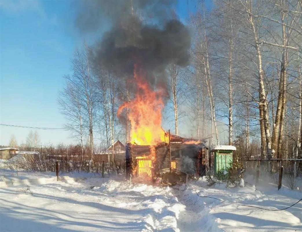 За сутки в Костромской области горели две частные бани, котельная и гараж
