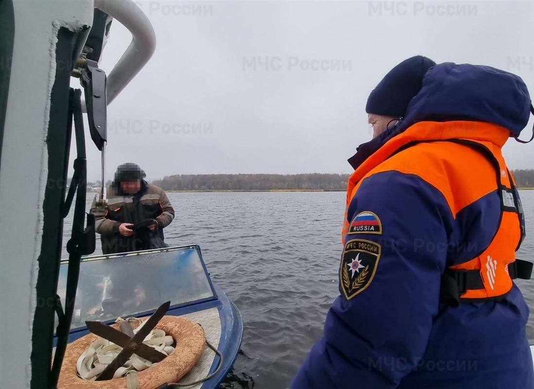 Инспекторы ГИМС предупреждают костромских рыбаков об опасностях осенней навигации
