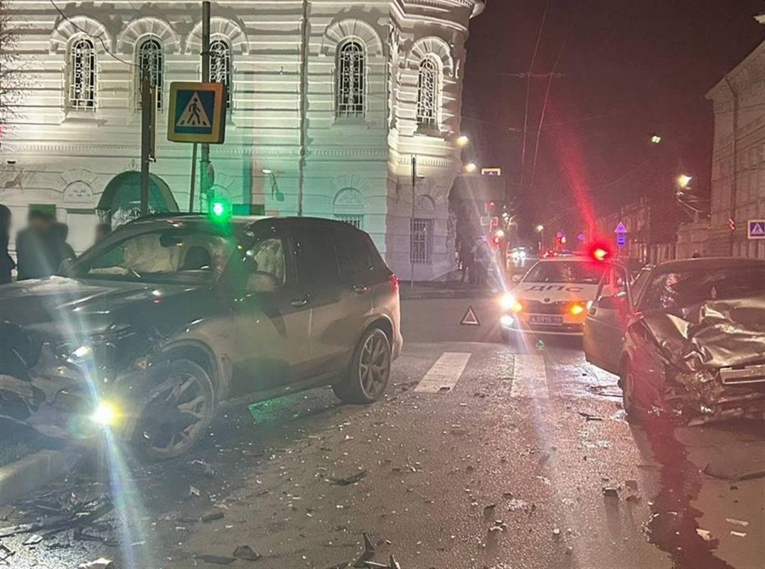 Два автомобиля столкнулись на перекрёстке со светофорами в Костроме  