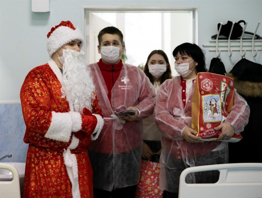 Волонтёры поздравили с Новым годом бойцов СВО, проходящих лечение в Костроме