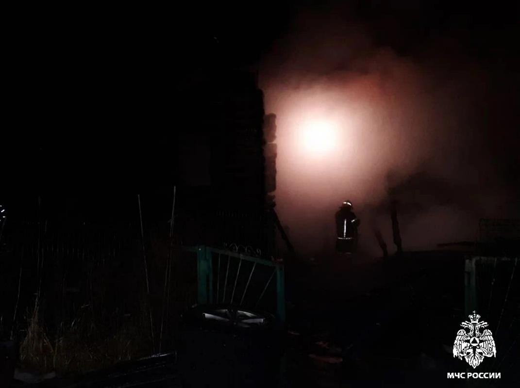 В Костромском районе сгорел частный дом с хоздвором
