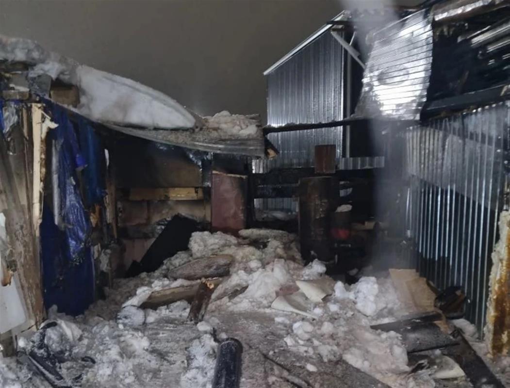 Огонь полностью уничтожил бытовку на улице Базовой в Костроме