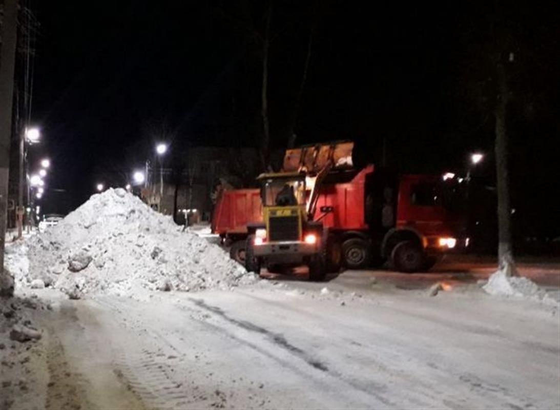 В Костроме подрядчики очищают от снега автобусные остановки и пешеходные переходы