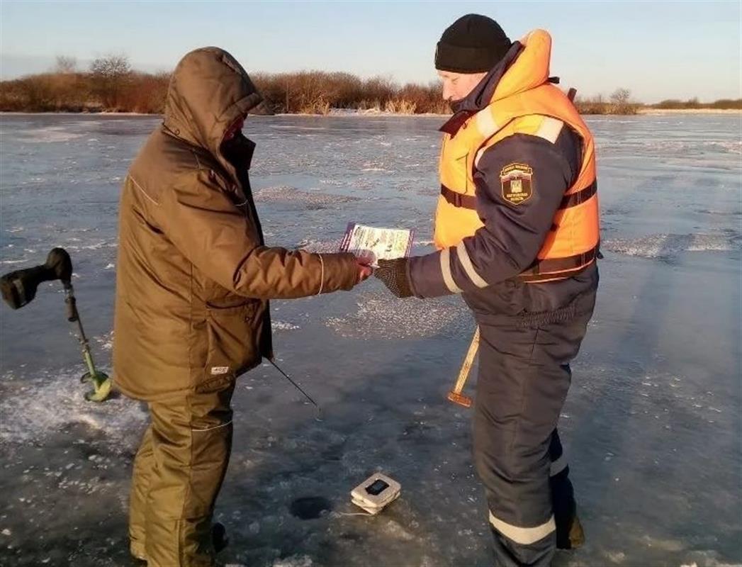 Спасатели советуют костромским рыбакам не торопиться выходить на лёд водоёмов 
