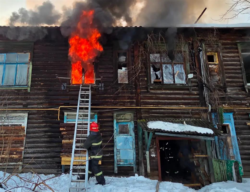 Загоревшийся нежилой дом потушили пожарные в Костроме
