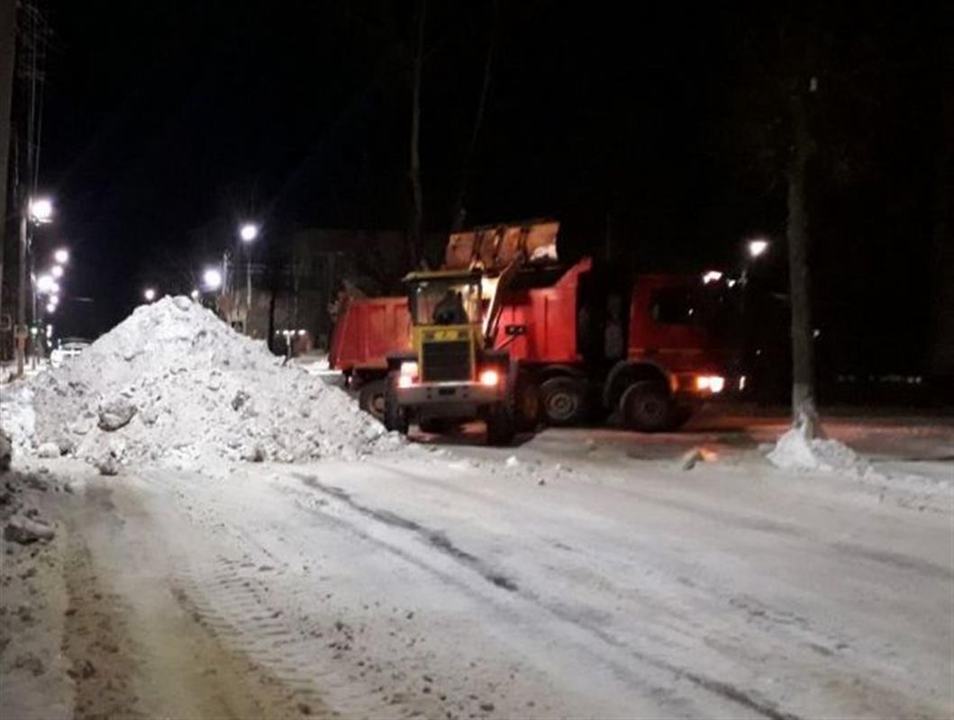 Костромские дорожники вывозят снег с городских улиц 