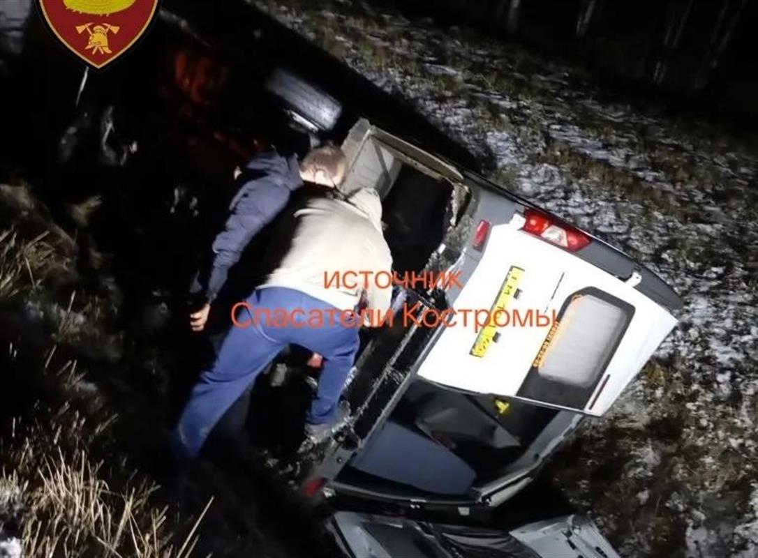 Пассажирская маршрутка улетела с костромской трассы в кювет