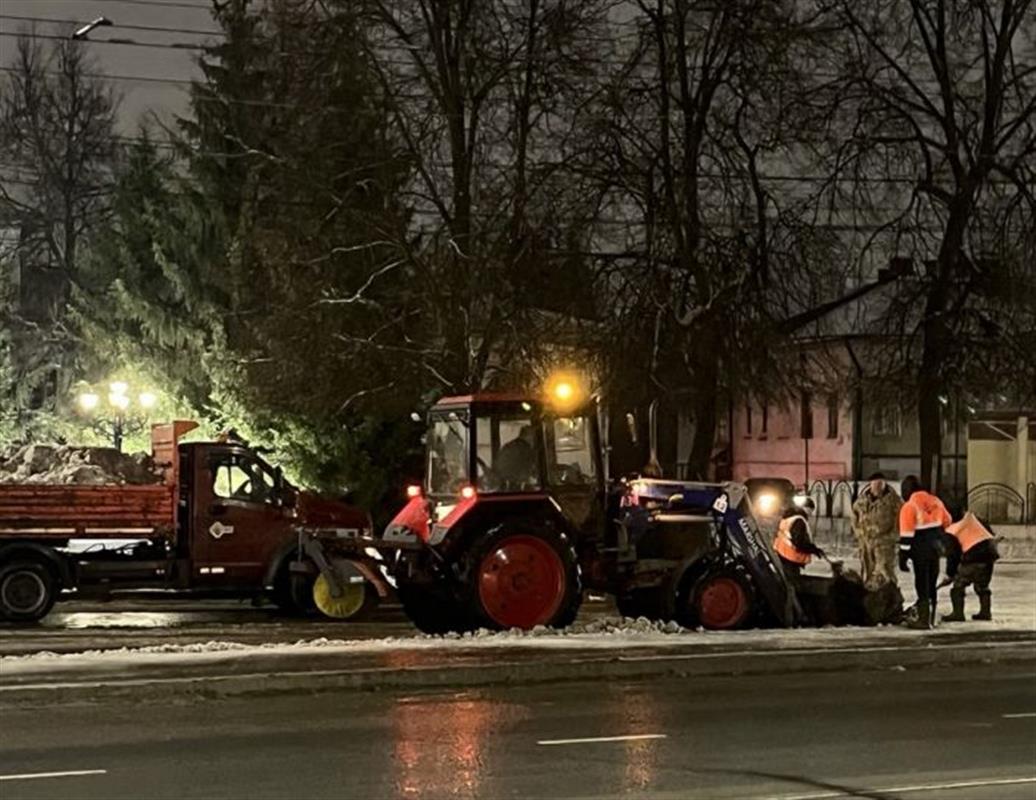 Бригады дорожников обрабатывают пешеходные зоны в Костроме от наледи