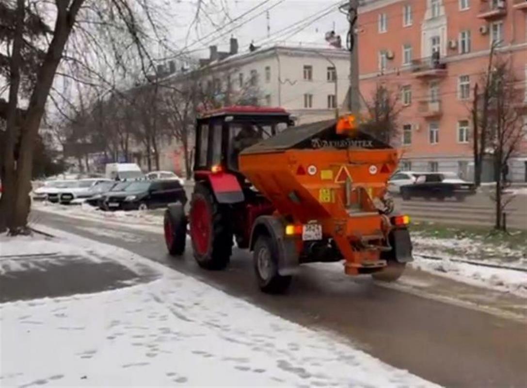 Дорожные службы чистят улицы в разных районах Костромы от снега и наледи