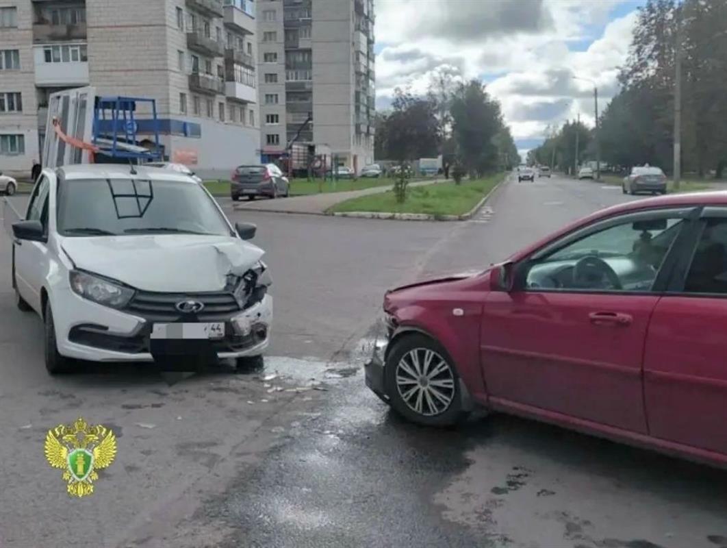 Юный пассажир пострадал при столкновении двух не поделивших дорогу авто в Костроме 