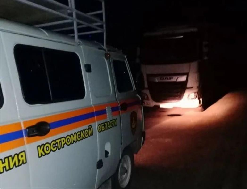 Костромские спасатели помогли водителю сломавшегося на трассе грузовика