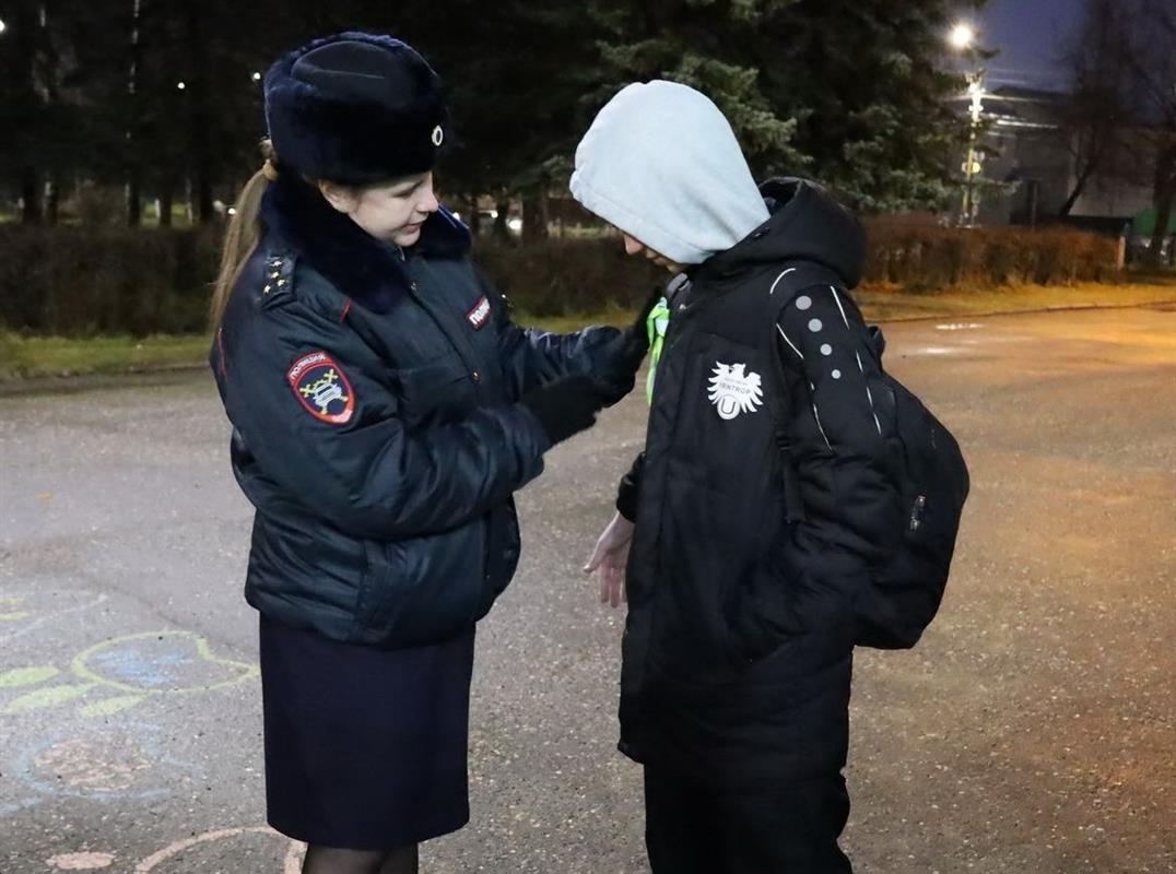 Полицейские подарили костромским школьникам световозвращающие брелки