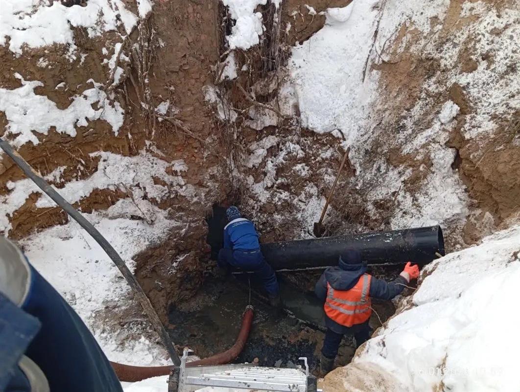 Бригады «Костромагорводоканала» устраняют повреждение на водоводе в посёлке Волжском
