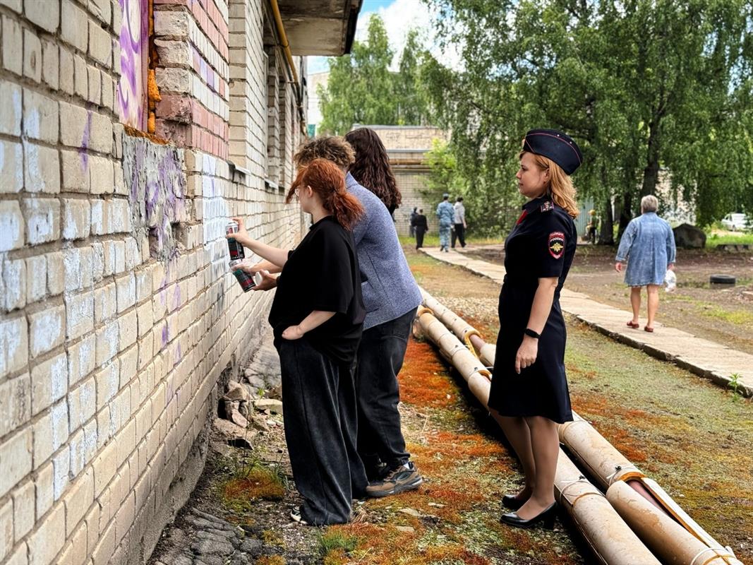 В Костроме закрасили больше сотни граффити с рекламой запрещённых веществ