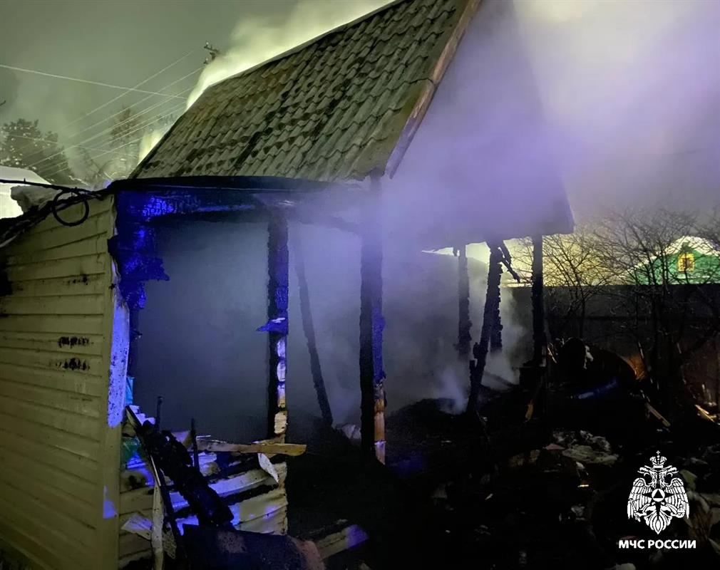 За одни сутки в Костроме сгорели гараж и садовый домик
