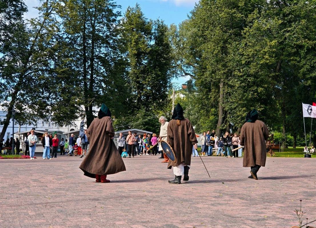 Ярко, подвижно, зрелищно: программа четверга в парках Костромы 
