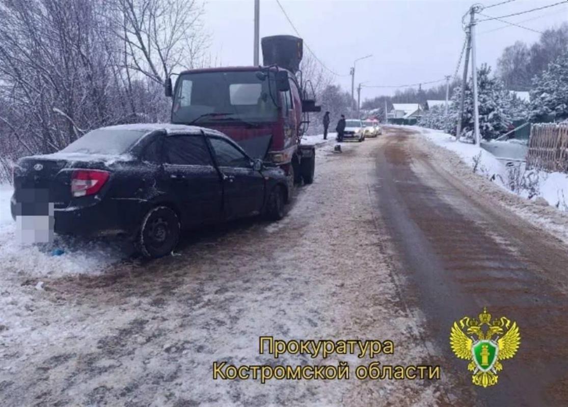 В Костромском районе легковое авто с людьми столкнулось в лоб с бетоновозом