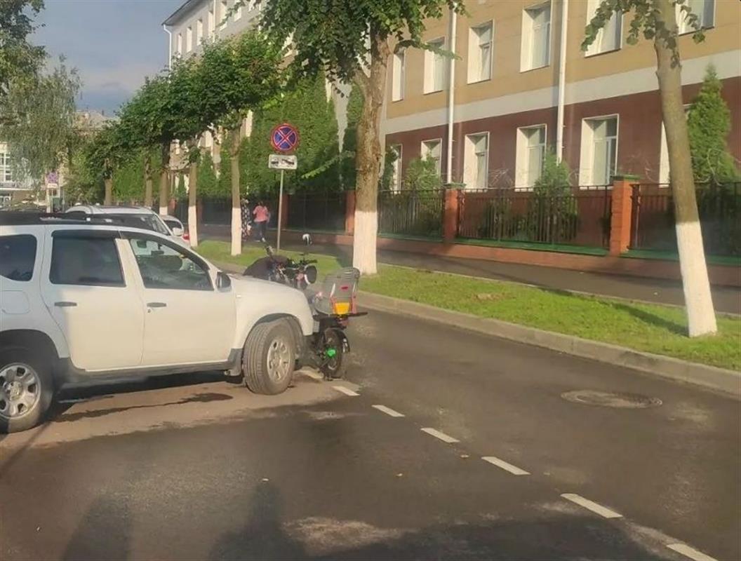 Два человека пострадали в ДТП с иномаркой и электровелосипедом в Костроме 