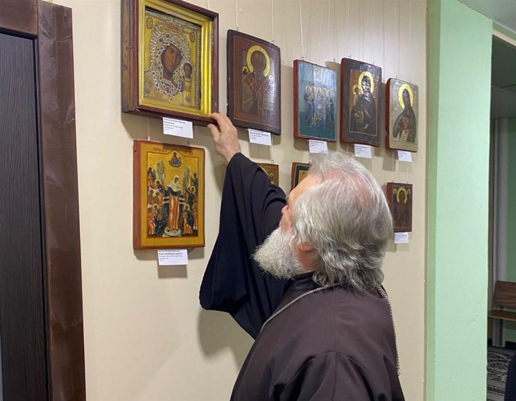 «Сквозь время»: в Костроме открылась выставка современной иконы и реставрации 